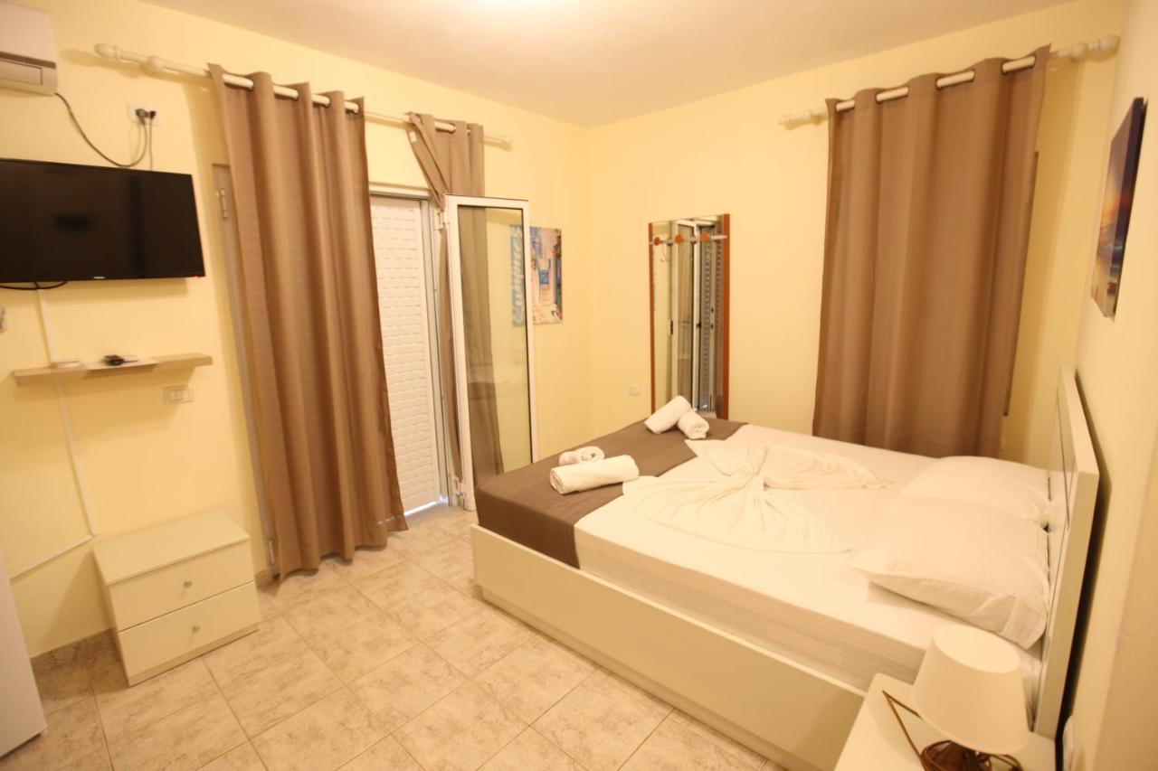 Hotel Prishtina Sarandë Exteriör bild