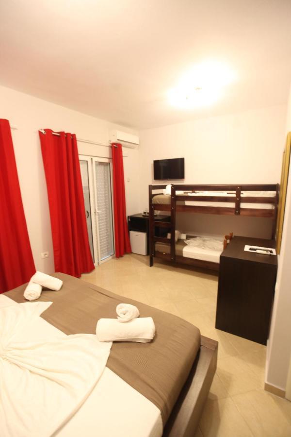 Hotel Prishtina Sarandë Exteriör bild